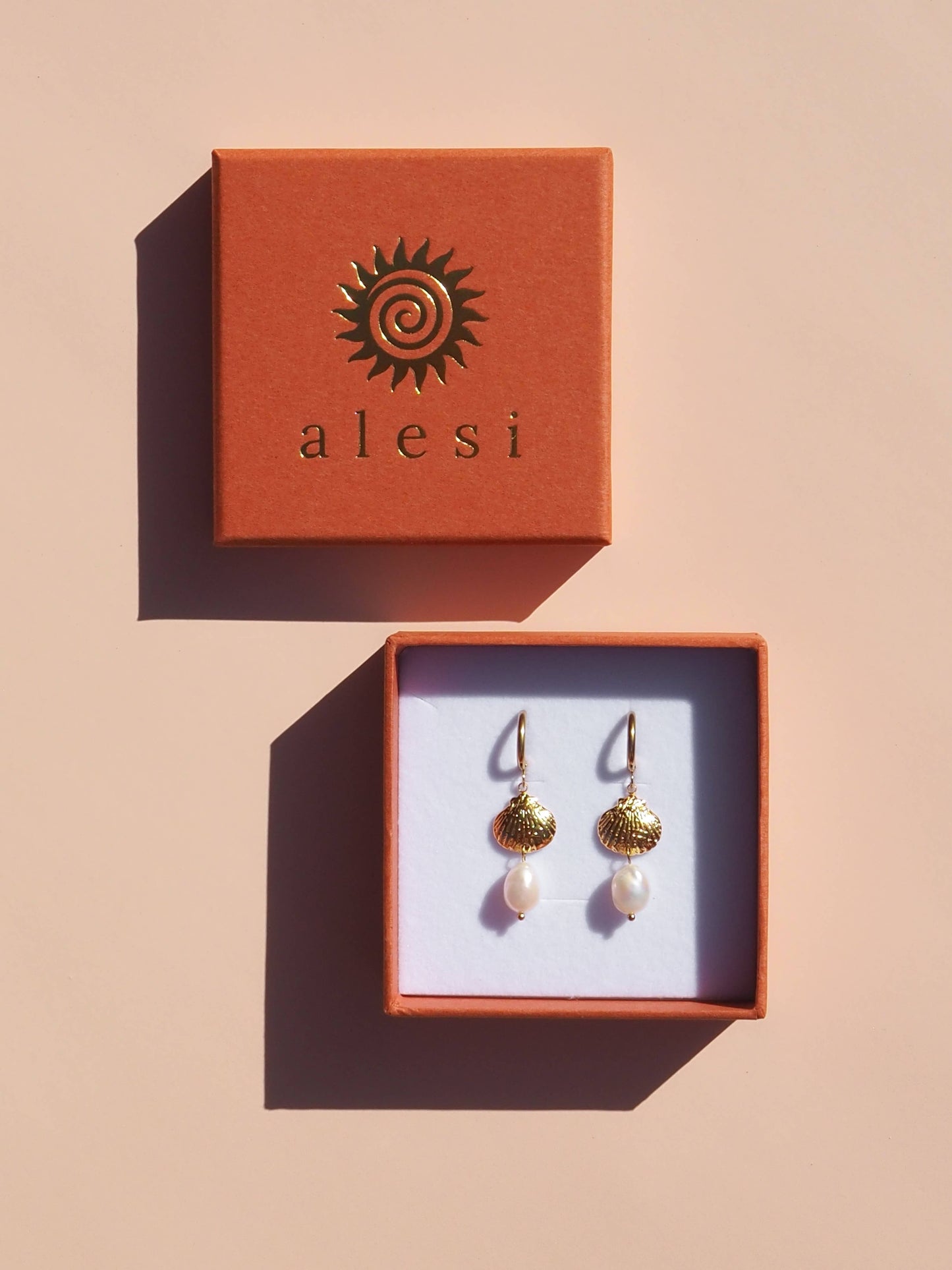 Shell Freshwater Pearl Earrings 18K Gold