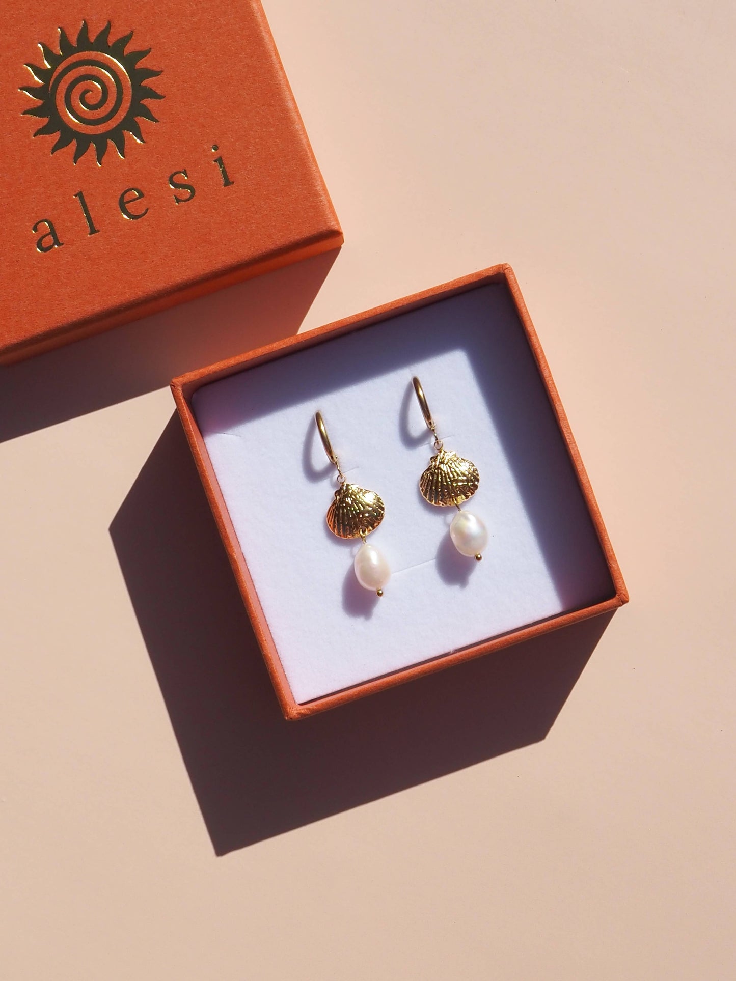 Shell Freshwater Pearl Earrings 18K Gold