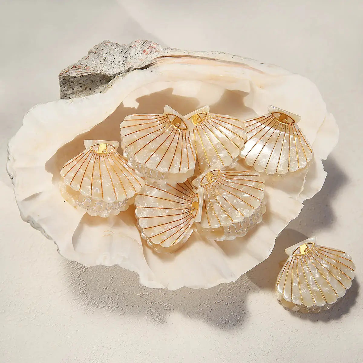 Creamy Shell Clip