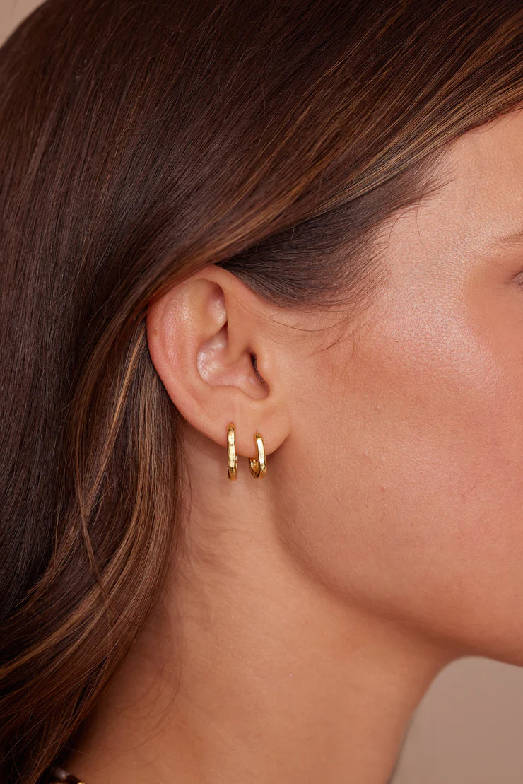 Paperclip Textured Gold Huggies - Small